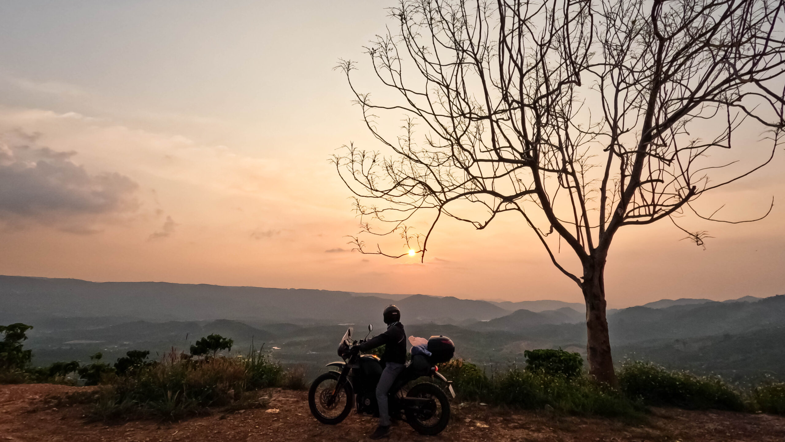 Coucher de soleil lors de notre road trip à moto sur la piste de Ho Chi Minh