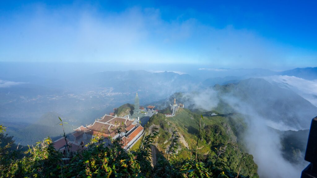 Photo de Bac Ha dans les montagnes Lors de notre road trip a moto sur les sentiers pittoresques du Laos et du Vietnam.