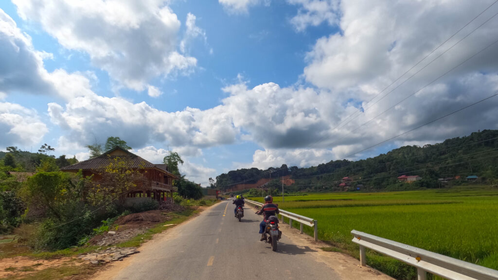 route en direction de Dien Bien Phu lors de notre road trip a moto sur les sentiers pittoresques du Laos et du Vietnam