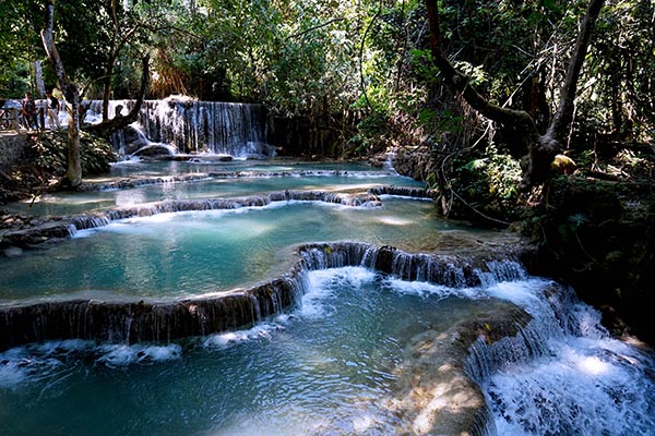 Photo de la cascade de Kuangsi lors de notre road trip a moto sur les sentiers pittoresques du Laos et du Vietnam