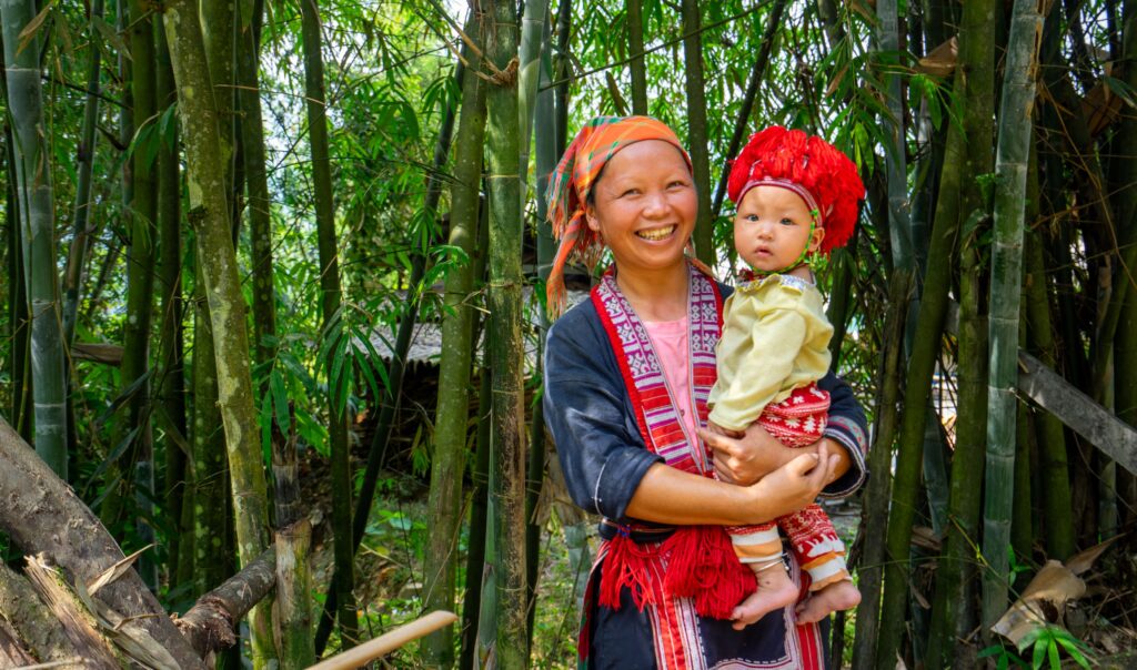 Photo de l'ehtnie des Dao a longue tunique lors de notre road trip a moto sur les sentiers pittoresque du Laos et du Vietnam