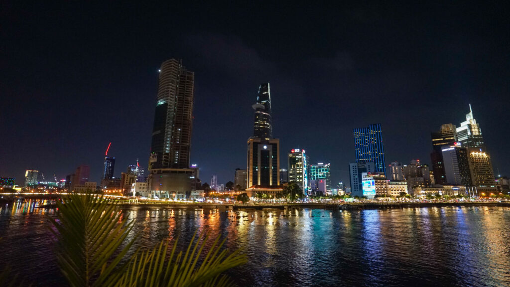 Ville de saigon se situant au sud du Vietnam illuminer la nuit lors de notre road trip a moto