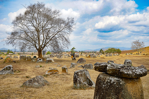 Site archeologique des plaine de Jarre durant notre road trip a moto sur les sentiers pittoresques du Laos et du Vietnam