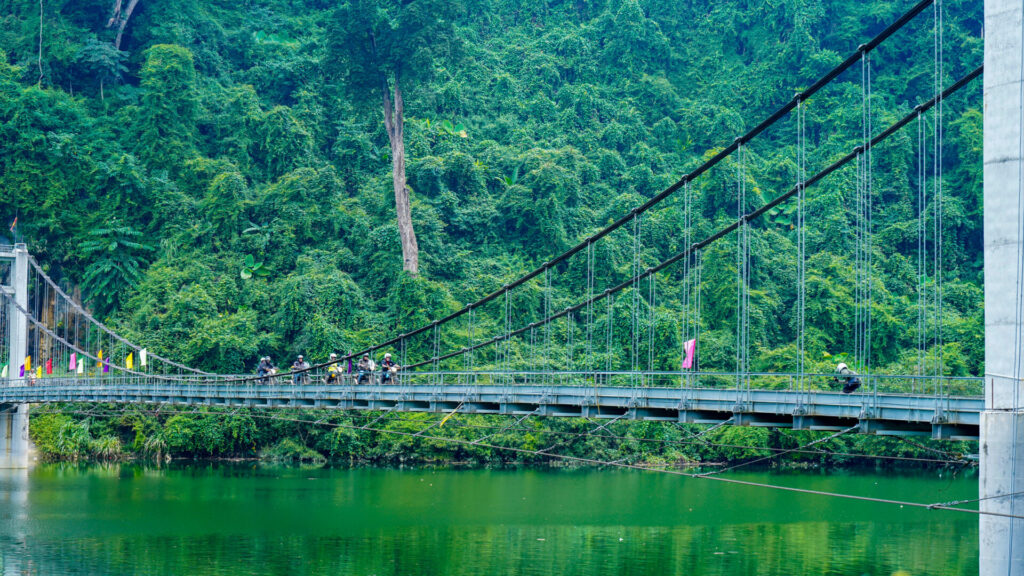 Voyage à moto au Vietnam en passant par Thuong Lam sur un pont pittoresque