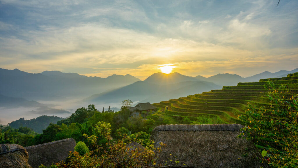 Lever du soleil sur les rizières en terrasse de Hoàng Su Phì lors d’un voyage à moto au Vietnam