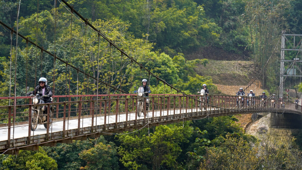 Traversée d’un pont suspendu à Sapa lors d’un voyage à moto au Vietnam
