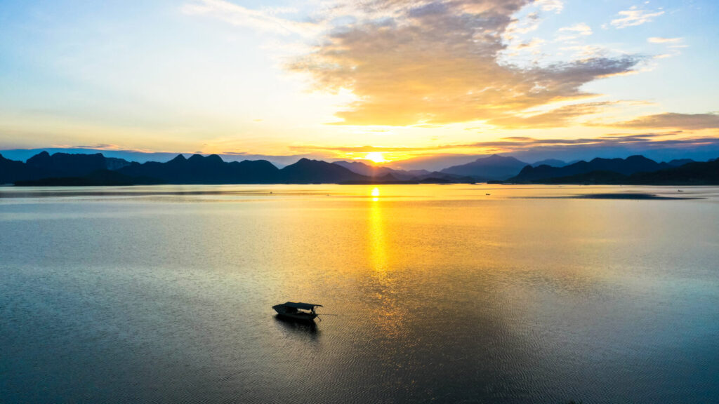 Coucher de soleil sur le lac de Thac Ba pendant un itinéraire à moto au Vietnam
