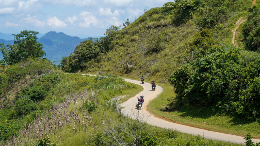 Motard sur la route vers Moc Chau