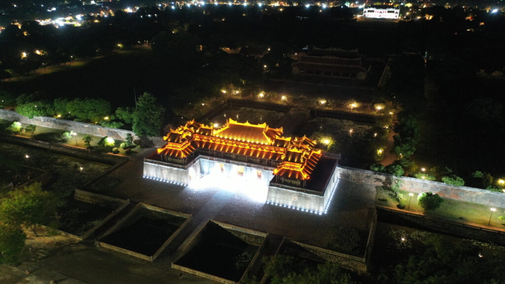 Cité impériale de Huế illuminée de nuit avec architecture impériale vietnamienne